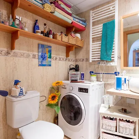 2 Bedroom Lovely In Διαμέρισμα Τορεβιέχα