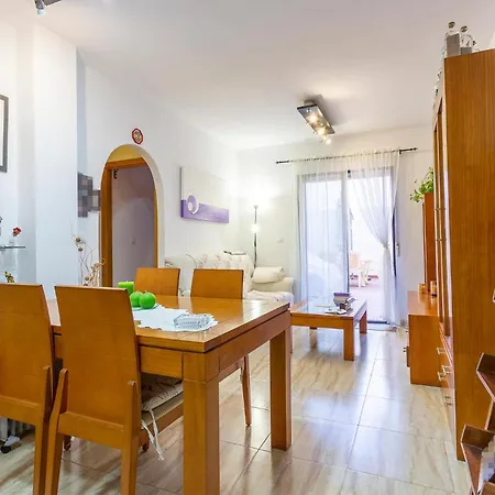 2 Bedroom Lovely In Διαμέρισμα Τορεβιέχα